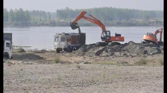 ਪੰਜਾਬ ਸਰਕਾਰ ਨੇ ਗੈਰ-ਕਾਨੂੰਨੀ ਮਾਈਨਿੰਗ &lsquo;ਤੇ ਰੋਕ ਲਾਉਣ, ਸਪਲਾਈ ਅਤੇ ਪਾਰਦਰਸ਼ਤਾ &lsquo;ਚ ਵਾਧੇ ਲਈ ਮਾਈਨਿੰਗ ਸੈਕਟਰ &lsquo;ਚ ਇਤਿਹਾਸਕ ਸੁਧਾਰ ਕੀਤੇ 