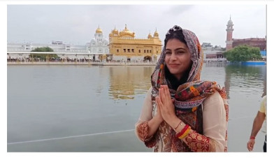 Manu Bhakar, who created history in the Paris Olympics, paid obeisance at Sri Harmandir Sahib today. - Azad Soch
