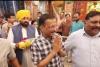 ਕੇਜਰੀਵਾਲ ਆਪਣੀ ਪਤਨੀ ਅਤੇ ਪੰਜਾਬ ਦੇ ਮੁੱਖ ਮੰਤਰੀ ਭਗਵੰਤ ਮਾਨ ਨਾਲ ਪ੍ਰਾਚੀਨ ਹਨੂੰਮਾਨ ਮੰਦਰ ਪੁੱਜੇ 