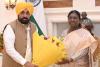 ਪੰਜਾਬ ਦੇ ਮੁੱਖ ਮੰਤਰੀ ਭਗਵੰਤ ਸਿੰਘ ਮਾਨ ਨੇ ਰਾਸ਼ਟਰਪਤੀ ਨਾਲ ਕੀਤੀ ਮੁਲਾਕਾਤ, ‘ਪੰਜਾਬ ਦੇ ਗੱਦਾਰ’ ਰਾਜ ਸਭਾ ਮੈਂਬਰਾਂ ਦੀ ਮੈਂਬਰਸ਼ਿਪ ਰੱਦ ਕਰਨ ਦੀ ਕੀਤੀ ਮੰਗ