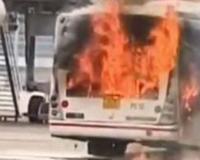 ਦਿੱਲੀ ਏਅਰਪੋਰਟ ਦੇ ਟਰਮੀਨਲ-3 ’ਤੇ ਮੰਗਲਵਾਰ ਦੁਪਹਿਰ ਨੂੰ ਏਅਰ ਇੰਡੀਆ ਦੇ ਜਹਾਜ਼ ਤੋਂ ਕੁੱਝ ਦੂਰੀ ’ਤੇ ਖੜ੍ਹੀ ਇਕ ਬੱਸ ’ਚ ਅਚਾਨਕ ਅੱਗ ਲੱਗ ਗਈ