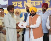 ਸੰਕਟ ਵਿੱਚ ਸੱਚਾ ਲੀਡਰਸ਼ਿਪ; ਮਾਨ ਸਰਕਾਰ ਹੜ੍ਹ ਪੀੜਤਾਂ ਨੂੰ ਦੇ ਰਹੀ ਸਭ ਤੋਂ ਵੱਧ ਮੁਆਵਜ਼ਾ, ਦੇਸ਼ ਲਈ ਪੇਸ਼ ਕੀਤੀ ਮਿਸਾਲ