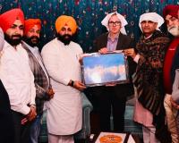 ਨੌਵੇਂ ਪਾਤਸ਼ਾਹ ਦਾ 350ਵਾਂ ਸ਼ਹੀਦੀ ਦਿਹਾੜਾ: ਹਰਜੋਤ ਸਿੰਘ ਬੈਂਸ ਨੇ ਜੰਮੂ-ਕਸ਼ਮੀਰ ਦੇ ਮੁੱਖ ਮੰਤਰੀ ਨਾਲ ਕੀਤੀ ਮੁਲਾਕਾਤ, ਸਮਾਗਮਾਂ ਵਿੱਚ ਸ਼ਾਮਲ ਹੋਣ ਦਾ ਦਿੱਤਾ ਸੱਦਾ