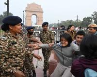 ਦਿੱਲੀ ਦੇ ਇੰਡੀਆ ਗੇਟ 'ਤੇ ਹਵਾ ਪ੍ਰਦੂਸ਼ਣ ਵਿਰੁੱਧ ਪ੍ਰਦਰਸ਼ਨ ਦੌਰਾਨ ਪੂਲਿਸ ਮੁਲਾਜ਼ਮਾਂ 'ਤੇ ਮਿਰਚਾਂ ਦੇ ਸਪਰੇਅ ਨਾਲ ਹਮਲਾ ਹੋਇਆ