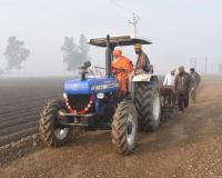 ਆਪ ਸੰਸਦ ਮੈਂਬਰ ਨੇ ਕਾਇਮ ਕੀਤੀ ਮਿਸਾਲ ! ਖੁਦ ਟਰੈਕਟਰ ਨਾਲ ਹੜ੍ਹ ਪ੍ਰਭਾਵਿਤ ਖੇਤਾਂ ਦਾ ਕੀਤਾ ਦੌਰਾ,ਕਿਸਾਨਾਂ ਨਾਲ ਮਿਲ ਕੇ ਜ਼ਮੀਨ ਨੂੰ ਬਣਾਇਆ ਵਾਹੀਯੋਗ