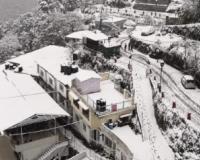 ਉੱਤਰਾਖੰਡ ਦੇ ਉੱਚਾਈ ਵਾਲੇ ਇਲਾਕਿਆਂ ਵਿੱਚ ਪਿਛਲੇ 24 ਘੰਟਿਆਂ ਦੌਰਾਨ ਹੋਈ ਬਰਫ਼ਬਾਰੀ ਨੇ ਮੌਸਮ ਨੂੰ ਪੂਰੀ ਤਰ੍ਹਾਂ ਬਦਲ ਦਿੱਤਾ ਹੈ