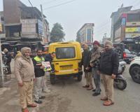 ਰੋਡ ਸੇਫਟੀ ਮਹੀਨੇ ਸਬੰਧੀ ਕਰਵਾਏ ਜਾਗਰੂਕਤਾ ਸਮਾਗਮ ਦੌਰਾਨ ਵਾਹਨਾਂ ਉਪਰ ਰਿਫਲੈਕਟਰ ਅਤੇ  ਰਿਫਾਲਟੈਰ‌ ਟੇਪ‌ ਲਗਾਈ ਗਈ