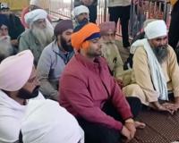 ਪੰਜਾਬੀ ਦੇ ਮਸ਼ਹੂਰ ਗਾਇਕ ਮਨਕੀਰਤ ਔਲਖ ਹਰਿਆਣਾ ਦੇ ਜ਼ਿਲ੍ਹਾ ਸਿਰਸਾ ਵਿਖੇ ਇਤਿਹਾਸਕ ਗੁਰਦੁਆਰਾ ਸ੍ਰੀ ਚਿੱਲਾ ਸਾਹਿਬ ਵਿਖੇ ਮੱਥਾ ਟੇਕਿਆ