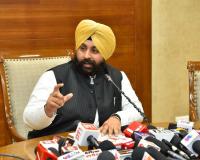 ਚਾਕਬੋਰਡਾਂ ਤੋਂ ਸਮਾਰਟ ਕਲਾਸਰੂਮਾਂ ਤੱਕ: ਭਗਵੰਤ ਮਾਨ ਸਰਕਾਰ ਨੇ ਪੰਜਾਬ ਦੇ ਸਰਕਾਰੀ ਸਕੂਲਾਂ ਵਿੱਚ ਲਿਆਂਦੀ ਡਿਜੀਟਲ ਕ੍ਰਾਂਤੀ