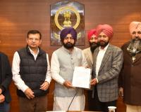 ਮਾਲ ਮੰਤਰੀ ਹਰਦੀਪ ਸਿੰਘ ਮੁੰਡੀਆਂ ਨੇ ਨਾਇਬ ਤਹਿਸੀਲਦਾਰਾਂ ਵਜੋਂ ਪਦਉੱਨਤ ਹੋਏ 16 ਅਧਿਕਾਰੀਆਂ ਨੂੰ ਸੌਂਪੇ ਤਰੱਕੀ ਪੱਤਰ