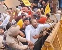 ਪੰਜਾਬ ਦੀ ਆਮ ਆਦਮੀ ਪਾਰਟੀ (AAP) ਨੇ ਅੱਜ (9 ਫਰਵਰੀ) ਚੰਡੀਗੜ੍ਹ ਵਿੱਚ ਵਿਰੋਧ ਪ੍ਰਦਰਸ਼ਨ ਕੀਤਾ