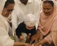 ਛੋਟੇ ਸਿੱਧੂ ਮੂਸੇਵਾਲਾ ਨੇ ਕੱਟਿਆ ਆਪਣੇ ਜਨਮ ਦਿਨ ਦਾ ਕੇਕ,ਹਵੇਲੀ ਨੂੰ ਰੰਗ-ਬਿਰੰਗੇ ਗੁਬਾਰਿਆਂ ਅਤੇ ਲਾਈਟਾਂ ਨਾਲ ਸਜਾਇਆ ਗਿਆ ਸੀ