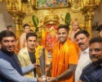  ਟੀਮ ਦੇ ਮੁੱਖ ਕੋਚ ਗੌਤਮ ਗੰਭੀਰ,ਕਪਤਾਨ ਸੂਰਿਆਕੁਮਾਰ ਯਾਦਵ ਅਤੇ ਆਈਸੀਸੀ ਦੇ ਚੇਅਰਮੈਨ ਜੈ ਸ਼ਾਹ ਨੇ ਸ਼ਨੀਵਾਰ ਨੂੰ ਮੁੰਬਈ ਦੇ ਮਸ਼ਹੂਰ ਸ਼੍ਰੀ ਸਿੱਧੀਵਿਨਾਇਕ ਮੰਦਰ ਵਿੱਚ ਮੱਥਾ ਟੇਕਿਆ