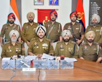 ਅੰਮ੍ਰਿਤਸਰ ਵਿੱਚ ਸਰਹੱਦ ਪਾਰੋਂ ਚੱਲ ਰਹੇ ਹਥਿਆਰ ਤਸਕਰੀ ਦੇ ਮਾਡਿਊਲ ਦਾ ਪਰਦਾਫਾਸ਼; ਨਾਬਾਲਗ ਸਮੇਤ ਛੇ ਵਿਅਕਤੀ ਪੰਜ ਪਿਸਤੌਲਾਂ ਸਣੇ ਗ੍ਰਿਫ਼ਤਾਰ