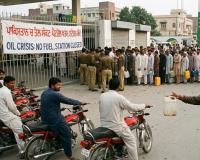 ਪਾਕਿਸਤਾਨ ‘ਚ ਤੇਲ ਸੰਕਟ ਕਾਰਨ ਲੌਕਡਾਊਨ ਵਰਗੀ ਸਥਿਤੀ