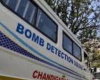 ਚੰਡੀਗੜ੍ਹ ਵਿੱਚ ਇੱਕ ਕਾਲਜ ਨੂੰ ਬੰਬ ਨਾਲ ਉਡਾਉਣ ਦੀ ਧਮਕੀ ਮਿਲਣ ਤੋਂ ਬਾਅਦ ਪੂਰੇ ਸ਼ਹਿਰ ਵਿੱਚ ਸਨਸਨੀ ਫੈਲ ਗਈ ਹੈ