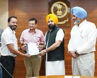 ਹਰਦੀਪ ਸਿੰਘ ਮੁੰਡੀਆਂ ਨੇ ਤਹਿਸੀਲਦਾਰਾਂ ਅਤੇ ਨਾਇਬ ਤਹਿਸੀਲਦਾਰਾਂ ਨੂੰ ਤਰੱਕੀ ਪੱਤਰ ਸੌਂਪੇ