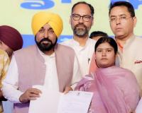 ਜੁਲਾਈ ਤੋਂ ਦਲਿਤ ਔਰਤਾਂ ਨੂੰ ਪ੍ਰਤੀ ਮਹੀਨਾ 1,500 ਮਿਲਣਗੇ ਜਦੋਂ ਕਿ ਬਾਕੀ ਵਰਗਾਂ ਦੀਆਂ ਔਰਤਾਂ ਨੂੰ 1,000 ਰੁਪਏ ਮਿਲਣਗੇ: ਮੁੱਖ ਮੰਤਰੀ ਭਗਵੰਤ ਸਿੰਘ ਮਾਨ