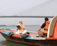 ਪ੍ਰਧਾਨ ਮੰਤਰੀ ਨਰਿੰਦਰ ਮੋਦੀ ਨੇ ਅੱਜ ਪੱਛਮੀ ਬੰਗਾਲ ਵਿਚ ਹੁਗਲੀ ਨਦੀ 'ਤੇ ਕਿਸ਼ਤੀ ਦੀ ਸਵਾਰੀ ਕੀਤੀ