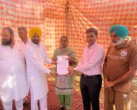 ਮੇਰਾ ਘਰ ਮੇਰੇ ਨਾਮ: ਵਿਧਾਇਕ ਲਾਭ ਸਿੰਘ ਉੱਗੋਕੇ ਨੇ ਲਾਲ ਲਕੀਰ ਅੰਦਰਲੇ ਘਰਾਂ ਦੀਆਂ ਰਜਿਸਟਰੀਆਂ ਸੌਂਪੀਆਂ