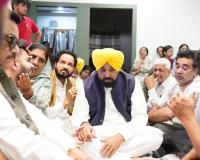 ਮੁੱਖ ਮੰਤਰੀ ਭਗਵੰਤ ਸਿੰਘ ਮਾਨ ਨੇ ਜਗਰਾਉਂ ਪਹੁੰਚ ਕੇ ਮਥੁਰਾ ਪੀੜਤ ਪਰਿਵਾਰਾਂ ਨਾਲ ਦੁੱਖ ਸਾਂਝਾ ਕੀਤਾ, ਸੰਕਟ ਦੀ ਘੜੀ ਵਿੱਚ ਹਰ ਮਦਦ ਦਾ ਭਰੋਸਾ