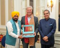 ਮੁੱਖ ਮੰਤਰੀ ਨੇ ਹਾਲੈਂਡ ਦੇ ਮਹਾਨ ਹਾਕੀ ਖਿਡਾਰੀ ਫਲੋਰਿਸ ਜਾਨ ਬੋਵਲੈਂਡਰ ਨਾਲ ਕੀਤੀ ਮੁਲਾਕਾਤ, ਪੰਜਾਬ ਦੇ ਅਥਲੀਟਾਂ ਨੂੰ ਸਿਖਲਾਈ ਦੇਣ ਦਾ ਦਿੱਤਾ ਸੱਦਾ