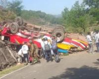 ਜੰਮੂ-ਕਸ਼ਮੀਰ ਦੇ ਪਹਾੜੀ ਖੇਤਰ ਵਿੱਚ ਵਾਪਰਿਆ, ਜਿੱਥੇ ਇੱਕ ਨਿੱਜੀ ਬੱਸ ਬੇਕਾਬੂ ਹੋ ਕੇ ਡੂੰਘੀ ਖੱਡ ਵਿੱਚ ਜਾ ਡਿੱਗੀ