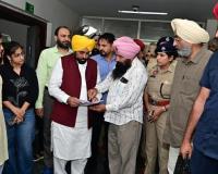 ਮੁੱਖ ਮੰਤਰੀ ਭਗਵੰਤ ਸਿੰਘ ਮਾਨ ਵੱਲੋਂ ਬਠਿੰਡਾ ਦੇ ਐਡਵਾਂਸਡ ਕੈਂਸਰ ਇੰਸਟੀਚਿਊਟ ਦਾ ਅਚਨਚੇਤ ਦੌਰਾ, ਸਹੂਲਤਾਂ ਅਤੇ ਮਰੀਜ਼ਾਂ ਦੀ ਦੇਖਭਾਲ ਦਾ ਜਾਇਜ਼ਾ ਲਿਆ
