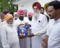 ਸਪੀਕਰ ਕੁਲਤਾਰ ਸਿੰਘ ਸੰਧਵਾਂ ਨੇ ਪਿੰਡ ਥਾਰਾ ਅਤੇ ਮੌੜ ਵਿਖੇ ਲੋਕ ਮਿਲਣੀ ਕਰਕੇ ਸਮਾਰਟ ਰਾਸ਼ਨ ਕਾਰਡ ਧਾਰਕਾਂ ਨੂੰ ਰਾਸ਼ਨ ਵੰਡਿਆ