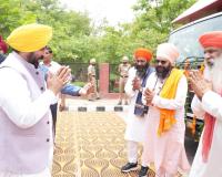 ਸ੍ਰੀ ਗੁਰੂ ਰਵਿਦਾਸ ਜੀ ਮਹਾਰਾਜ ਦਾ ਸੰਦੇਸ਼ ਪੰਜਾਬ ਦੇ ਕੋਨੇ-ਕੋਨੇ ਤੱਕ ਪਹੁੰਚੇਗਾ; ਮੁੱਖ ਮੰਤਰੀ ਭਗਵੰਤ ਸਿੰਘ ਮਾਨ ਨੇ ਡਾਕੂਮੈਂਟਰੀ ਵੈਨਾਂ ਨੂੰ ਹਰੀ ਝੰਡੀ ਦਿਖਾ ਕੇ ਕੀਤਾ ਰਵਾਨਾ