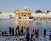 ਪੰਚਮ ਪਾਤਸ਼ਾਹ ਸ੍ਰੀ ਗੁਰੂ ਅਰਜਨ ਦੇਵ ਜੀ ਦੇ ਸ਼ਹੀਦੀ ਦਿਹਾੜੇ ਮੌਕੇ ਅੰਮ੍ਰਿਤਸਰ ਸਥਿਤ ਸੱਚਖੰਡ ਸ੍ਰੀ ਹਰਿਮੰਦਰ ਸਾਹਿਬ (ਦਰਬਾਰ ਸਾਹਿਬ) ਜੀ ਵਿਖੇ ਵੱਡੀ ਗਿਣਤੀ ਵਿਚ ਸੰਗਤ ਹੋ ਰਹੀ ਨਤਮਸਤਕ