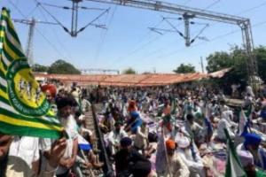 ਅੱਜ ਸ਼ੁੱਕਰਵਾਰ ਨੂੰ ਪੰਜਾਬ ਦੇ ਸ਼ੰਭੂ ਰੇਲਵੇ ਸਟੇਸ਼ਨ ‘ਤੇ ਕਿਸਾਨਾਂ ਦੇ ਧਰਨੇ ਦਾ ਤੀਜਾ ਦਿਨ