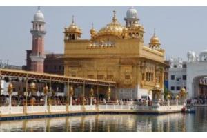 ਖਾਲਸਾ ਪੰਥ ਦੇ ਸਾਜਨਾ ਦਿਵਸ ਵਿਸਾਖੀ ਮੌਕੇ ਸੱਚਖੰਡ ਸ੍ਰੀ ਹਰਿਮੰਦਰ ਸਾਹਿਬ ਜੀ ਵਿਖੇ ਵੱਡੀ ਗਿਣਤੀ ਵਿੱਚ ਪਹੁੰਚੀ ਸੰਗਤ