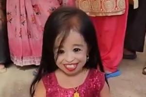 ਦੁਨੀਆ ਦੀ ਸਭ ਤੋਂ ਛੋਟੇ ਕੱਦ ਦੀ ਜੋਤੀ ਅਮਗੇ ਨੇ ਨਾਗਪੁਰ ਵਿੱਚ ਆਪਣੀ ਵੋਟ ਪਾਈ