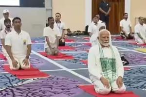 ਪ੍ਰਧਾਨ ਮੰਤਰੀ ਨਰਿੰਦਰ ਮੋਦੀ ਨੇ ਅੰਤਰਰਾਸ਼ਟਰੀ ਯੋਗ ਦਿਵਸ 'ਤੇ ਜੰਮੂ-ਕਸ਼ਮੀਰ ਦੇ ਸ਼੍ਰੀਨਗਰ 'ਚ SKICC 'ਚ ਯੋਗ ਕੀਤਾ 
