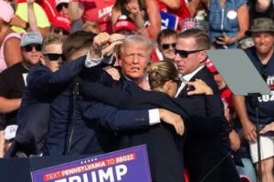 ਅਮਰੀਕਾ ਦੇ ਸਾਬਕਾ ਰਾਸ਼ਟਰਪਤੀ ਡੋਨਾਲਡ ਟਰੰਪ ਵਾਲ-ਵਾਲ ਬਚਿਆ,ਰੈਲੀ 'ਚ ਚੱਲੀਆਂ ਗੋਲੀਆਂ