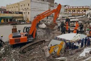 ਝਾਰਖੰਡ ਵਿੱਚ ਤਿੰਨ ਮੰਜ਼ਿਲਾ ਇਮਾਰਤ ਦੇ ਡਿੱਗਣ ਕਾਰਨ ਇੱਥੇ ਹੜਕੰਪ ਮਚ ਗਿਆ