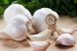 ਕੱਚੇ ਲਸਣ ਦਾ ਸੇਵਨ ਕਰਨ ਨਾਲ ਪ੍ਰਤੀਰੋਧੀ ਸ਼ਕਤੀ ਨੂੰ ਵਧਾਉਣ ਅਤੇ ਬਿਮਾਰੀਆਂ ਤੋਂ ਬਚਾਅ ਵਿੱਚ ਸਹਾਇਤਾ ਮਿਲਦੀ ਹੈ 