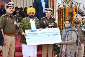 ਮੁੱਖ ਮੰਤਰੀ ਨੇ ਪੰਜ ਪੁਲਿਸ ਮੁਲਾਜ਼ਮਾਂ ਦੇ ਪਰਿਵਾਰਾਂ ਨੂੰ ਇੱਕ-ਇੱਕ ਕਰੋੜ ਰੁਪਏ ਦੀ ਵਿੱਤੀ ਸਹਾਇਤਾ ਦੇ ਚੈੱਕ ਸੌਂਪੇ