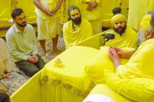 ਟੈਸਟ ਕ੍ਰਿਕਟ ਤੋਂ ਸੰਨਿਆਸ ਲੈਣ ਤੋਂ ਬਾਅਦ ਸਵਾਮੀ ਪ੍ਰੇਮਾਨੰਦ ਨੂੰ ਮਿਲੇ ਅਦਾਕਾਰਾ ਅਨੁਸ਼ਕਾ ਸ਼ਰਮਾ ਅਤੇ ਕ੍ਰਿਕਟ ਸੁਪਰਸਟਾਰ ਵਿਰਾਟ ਕੋਹਲੀ