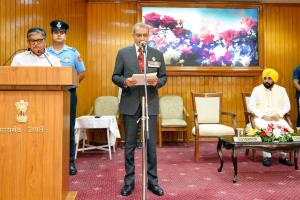 ਪੰਜਾਬ ਦੇ ਰਾਜਪਾਲ ਨੇ ਮੁੱਖ ਮੰਤਰੀ ਭਗਵੰਤ ਸਿੰਘ ਮਾਨ ਦੀ ਮੌਜੂਦਗੀ ਵਿੱਚ ਪੀ.ਪੀ.ਐਸ.ਸੀ. ਚੇਅਰਮੈਨ ਨੂੰ ਸਹੁੰ ਚੁਕਾਈ