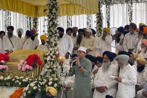 ਕੈਬਨਿਟ ਮੰਤਰੀ ਅਮਨ ਅਰੋੜਾ ਵੱਲੋਂ ਸਾਬਕਾ ਕੇਂਦਰੀ ਮੰਤਰੀ ਸੁਖਦੇਵ ਸਿੰਘ ਢੀਂਡਸਾ ਨੂੰ ਸ਼ਰਧਾ ਪੁਸ਼ਪ ਅਰਪਿਤ