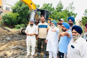 ਵਿਧਾਇਕ ਚੇਤਨ ਸਿੰਘ ਜੌੜਾਮਾਜਰਾ ਵੱਲੋਂ ਪਿੰਡ ਡਕਾਲਾ ਵਿਖੇ ਛੱਪੜ ਦੀ ਸਫ਼ਾਈ ਦੇ ਕੰਮ ਦਾ ਜਾਇਜ਼ਾ