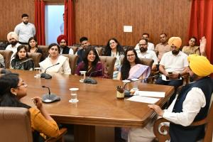 ਮੁੱਖ ਮੰਤਰੀ ਨੇ ਨਵੇਂ ਚੁਣੇ ਗਏ 26 ਯੂਪੀਐਸਸੀ ਅਧਿਕਾਰੀਆਂ ਨੂੰ ਦੇਸ਼ ਭਰ ਵਿੱਚ ਸੂਬੇ ਦੇ ਅਮੀਰ ਸੱਭਿਆਚਾਰ ਅਤੇ ਵਿਰਾਸਤ ਦੇ ਦੂਤ ਬਣਨ ਲਈ ਪ੍ਰੇਰਿਆ 