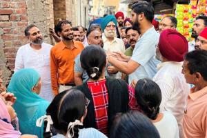 ਵਿਧਾਇਕ ਸ਼ੈਰੀ ਕਲਸੀ ਨੇ ਦਹਾਕਿਆਂ ਤੋਂ ਗਲੀਆਂ ਤੋਂ ਸੱਖਣੇ ਲੋਕਾਂ ਦੀ ਲਈ ਸਾਰ-ਵਾਰਡ ਨੰਬਰ 13 ਵਿਖੇ ਨਵੀਆਂ ਗਲੀਆਂ ਦਾ ਕੰਮ ਸ਼ੁਰੂ ਕਰਵਾਇਆ