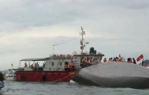 ਵੀਅਤਨਾਮ ’ਚ ਸਨਿਚਰਵਾਰ ਦੁਪਹਿਰ ਨੂੰ ਅਚਾਨਕ ਆਏ ਤੂਫਾਨ ਦੌਰਾਨ ਸੈਲਾਨੀਆਂ ਦੀ ਇਕ ਕਿਸ਼ਤੀ ਪਲਟ ਗਈ