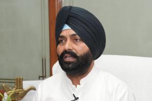 ਲਾਲਜੀਤ ਸਿੰਘ ਭੁੱਲਰ ਨੇ 12 ਨਵ-ਨਿਯੁਕਤ ਜੇਲ੍ਹ ਮੁਲਾਜ਼ਮਾਂ ਨੂੰ ਨਿਯੁਕਤੀ ਪੱਤਰ ਸੌਂਪੇ