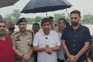 ਭਾਰੀ ਬਾਰਸ਼ ਕਾਰਨ ਚੋਅ ’ਚ ਤੇਜ਼ ਵਹਾਅ, ਵਿਧਾਇਕ ਜਿੰਪਾ ਨੇ ਕੀਤਾ ਪ੍ਰਭਾਵਿਤ ਇਲਾਕਿਆਂ ਦਾ ਦੌਰਾ