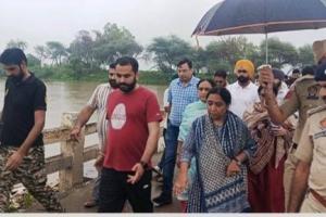 ਵਰਦੇ ਮੀਂਹ ਵਿੱਚ ਰਾਹਤ ਸਮੱਗਰੀ ਲੈ ਕੇ ਪਹੁੰਚੇ ਮੰਤਰੀ ਅਤੇ ਵਿਧਾਇਕ