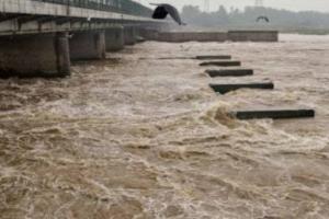 ਸੋਮਵਾਰ ਨੂੰ ਰਾਜਧਾਨੀ ਦਿੱਲੀ ਦੇ ਪੁਰਾਣੇ ਰੇਲਵੇ ਪੁਲ 'ਤੇ ਯਮੁਨਾ ਨਦੀ ਖ਼ਤਰੇ ਦੇ ਨਿਸ਼ਾਨ ਨੂੰ ਪਾਰ ਕਰ ਗਈ